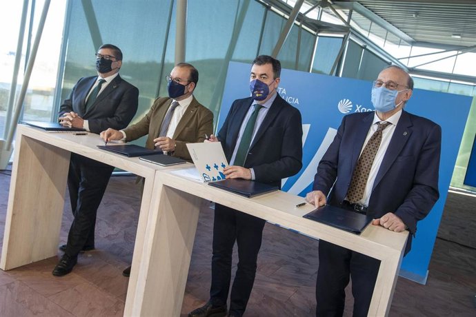 El conselleiro de Cultura, Educación e Universidade, Román Rodríguez, y los rectores de la Universidade de Santiago de Compostela, Antonio López; de la Universidade de Vigo, Manuel Reigosa; y de la Universidade da Coruña, Julio Abalde.