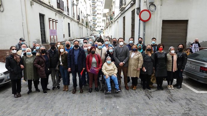 Los grupos municipales de PSOE y Unidas Podemos con vecinos de El Perchel