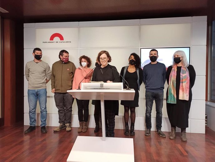 La portavoz de la CUP en el Parlament, Eullia Reguant, junto con el resto de diputados 'cupaires' en rueda de prensa