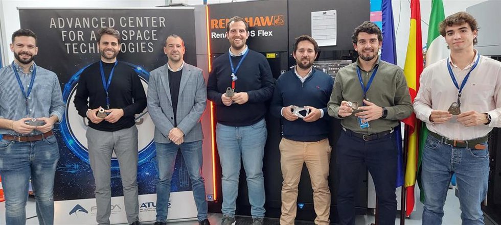 Profesionales de Catec muestran las piezas impresas en 3D para el fuselaje del nuevo helicóptero Racer de Airbus.