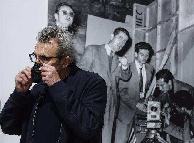 El presidente de la Academia de Cine, Mariano Barroso, en la visita a la exposición  ‘Berlanguiano. Luis García Berlanga (1921-2021)'  organizada por esta entidad y que se exhibe en el centro de arte Bombas Gens de València.       