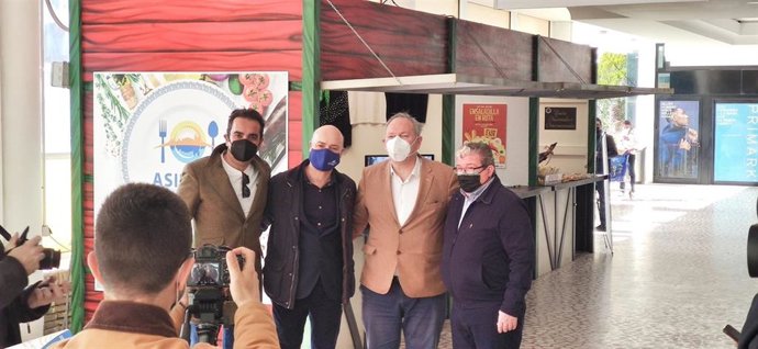 A la izquierda, Roberto Sanchez de Asihtur, Pablo Vivancos, gerente de Bahía Sur, Antonio Rojas, concejal de Comercio del Ayuntamiento de San Fernando (Cádiz), y Juan López, Vicepresidente de Asihtur.