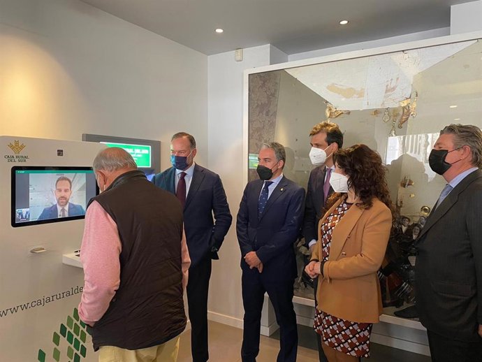 La consejera de Igualdad, Políticas Sociales y Conciliación, Rocío Ruiz, ha informado de que la red de centros de participación activa de la Junta de Andalucía ofrecerá "próximamente" talleres para combatir la brecha digital en personas mayores.