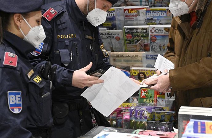 La Policía de Austria inspecciona el certificado de vacunación o de recuperación de la COVID-19 en Viena, la capital. 