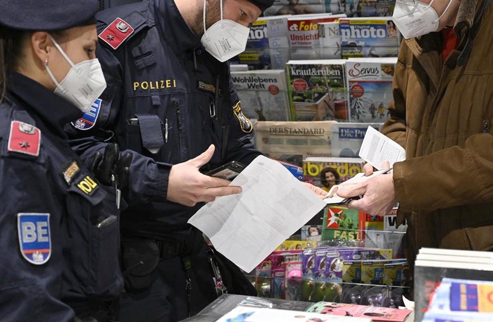 La Policía de Austria inspecciona el certificado de vacunación o de recuperación de la COVID-19 en Viena, la capital.