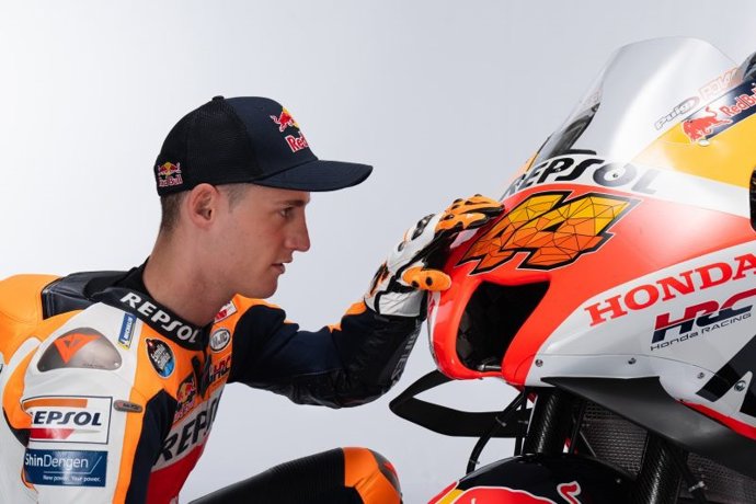 El piloto español de MotoGP Pol Espargaró con la nueva Honda RC213V 2022 del equipo Repsol Honda