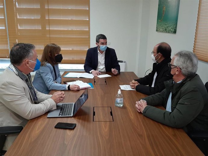 FOTO/ El consejero Antonio Luengo (al fondo), durante la reunión mantenida con el Consejo Regulador de las Denominaciones de Origen Quesos de Murcia y Quesos de Murcia al Vino