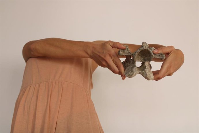 La obra 'Woolf' escenifica un duelo de danza y piano de Natalia Jiménez y Jordina Mill.