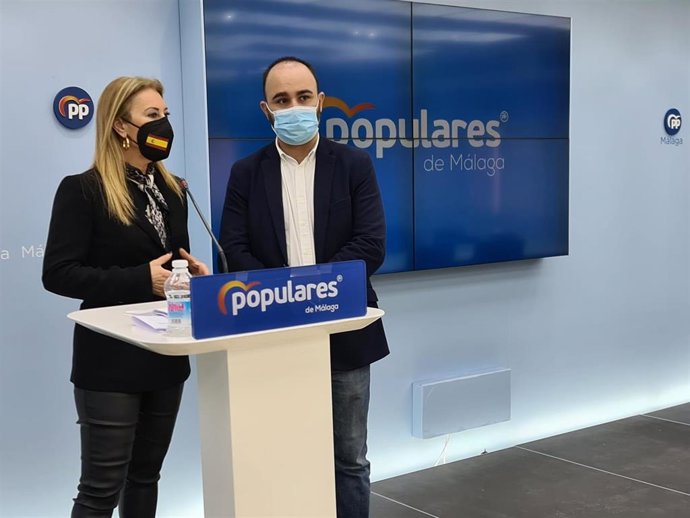Los diputados nacionales por el PP de Málaga Carolina España y Mario Cortés en rueda de prensa