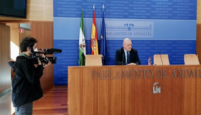 El portavoz adjunto del PSOE en el Parlamento de Andalucía, Gerardo Sánchez, este martes en rueda de prensa.