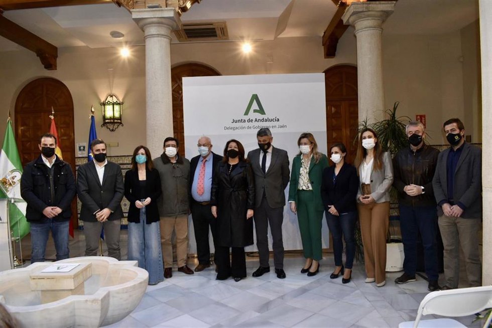 Crespo (c), junto a autoridades y representantes del sector oleícola.