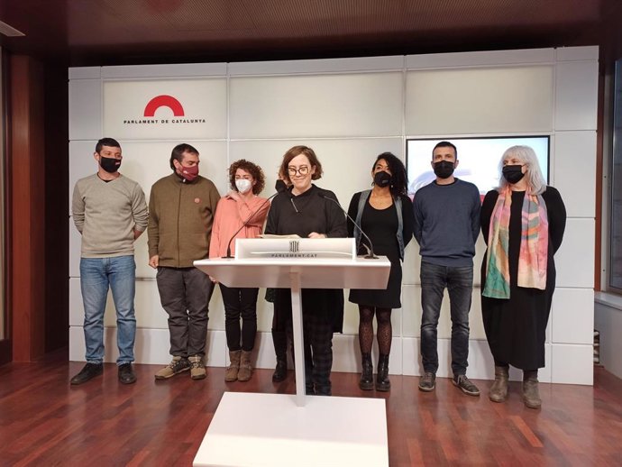 La portaveu de la CUP al Parlament, Eullia Reguant, al costat de la resta de diputats cupaires en la roda de premsa