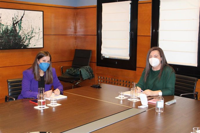 Reunión en Oviedo entre la directora general de Igualdad del Gobierno de Asturias, Nuria Varela, y la consejera extremeña de Igualdad y Cooperación para el Desarrollo, Isabel Gil Rosiña