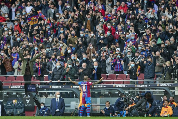 06 February 2022, Spain, Barcelona: Barcelona's Dani Alves celebrates scoring his side's fourth goal during the Spanish LaLiga soccer match between FC Barcelona and Atletico de Madrid at Camp Nou. Photo: Gerard Franco/DAX via ZUMA Press Wire/dpa