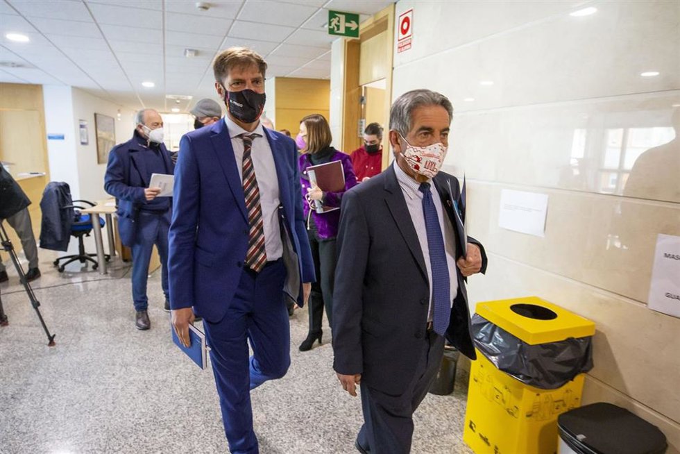 En primer plano, el presidente de Cantabria, Miguel Ángel Revilla, y el presidente de CEOE-Cepyme Cantabria, Enrique Conde, tras la reunión entre Gobierno y patronal