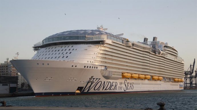 El Wonder of the Seas en el Puerto de Cádiz.