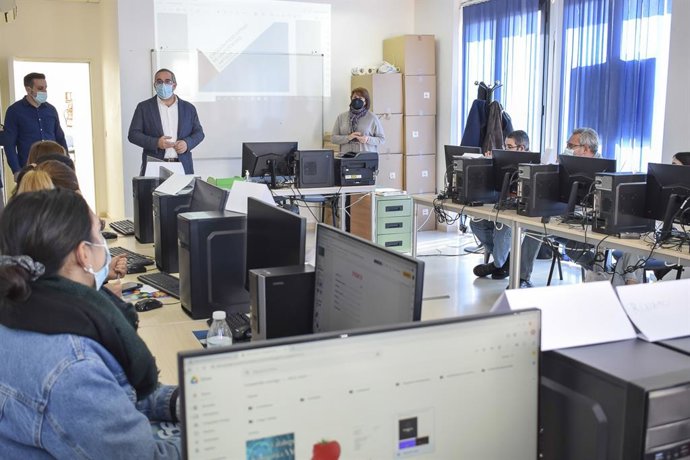 El alcalde de Los Palacios y Villafranca, Juan Manuel Valle, ha visitado a los beneficiarios de estos programas.