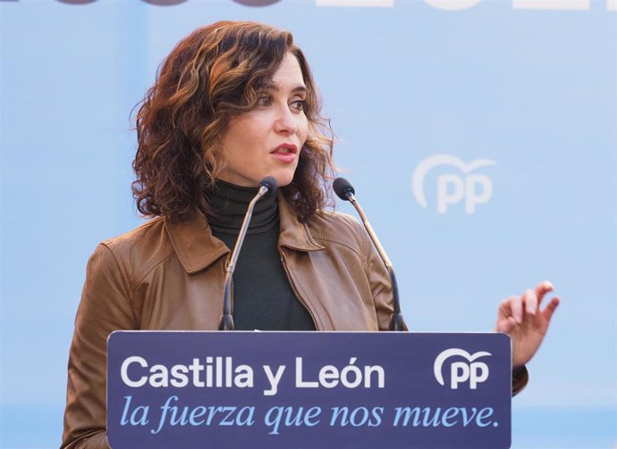 La presidenta de la Comunidad de Madrid, Isabel Díaz Ayuso, interviene en una comida-mitin con afiliados del PP de Valladolid, en el Hotel Meli Recoletos, a 8 de febrero de 2022, en Valladolid, Castilla y León (España).