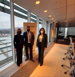 Tamara Yagüe, vicepresidenta y responsable de partners de PWN Bilbao, Xabier Basañez, director general de Bilbao Exhibition Centre, y Ana Andueza, presidenta de PWN Bilbao.