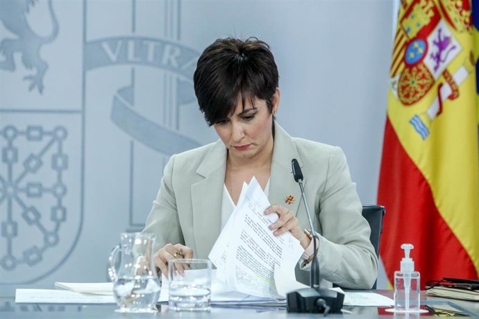 La ministra Portavoz y de Política Territorial, Isabel Rodríguez, en una rueda de prensa posterior a una reunión del Consejo de Ministros, en La Moncloa, a 8 de febrero de 2022, en Madrid (España). 