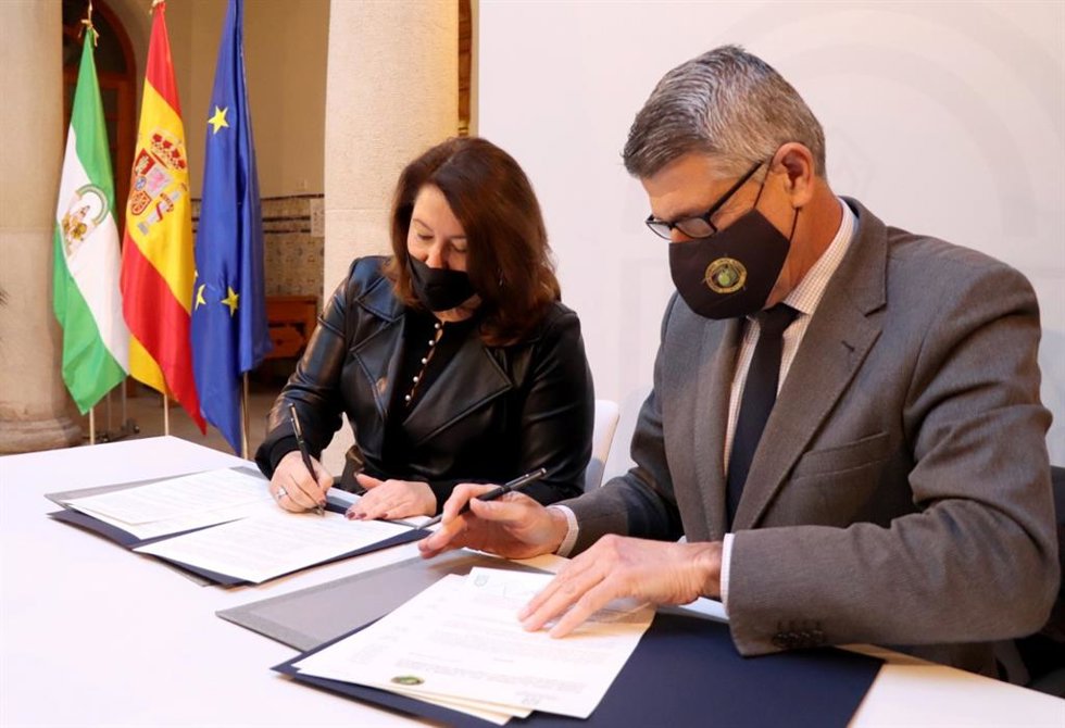 Crespo y Sánchez de Puerta firman el convenio.