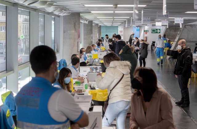 Varias personas son vacunadas contra el Covid-19, en el WiZink Center