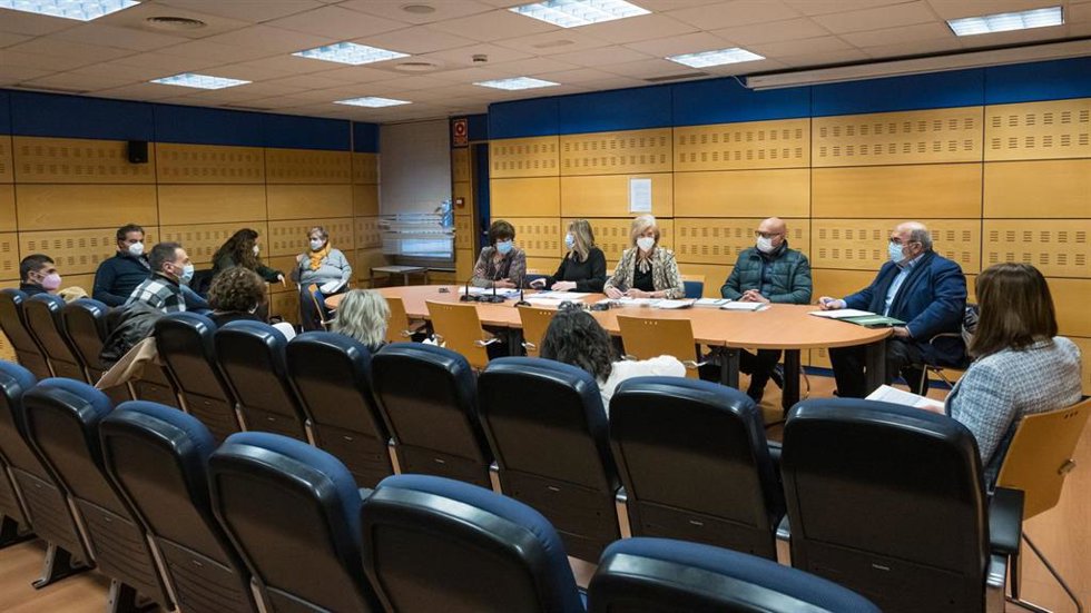 La consejera de Educación y Formación Profesional, Marina Lombó, se reúne con los comités de directores de Infantil, Primaria y Secundaria
