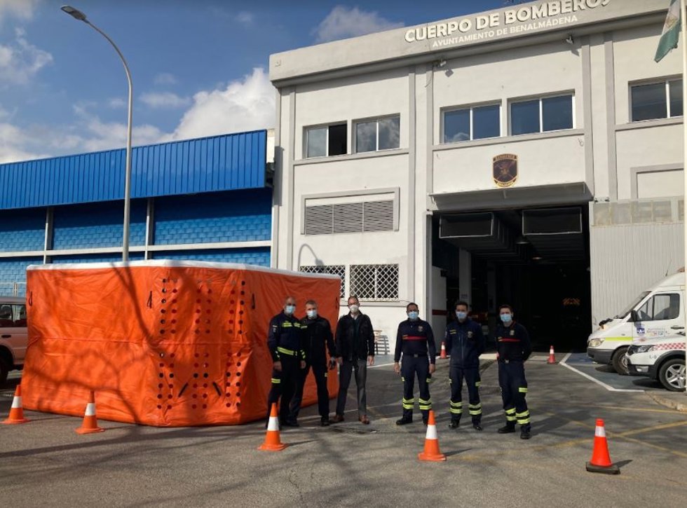 Bomberos de Benalmádena con el colchón de salto adquirido para reforzar el equipamiento de rescate