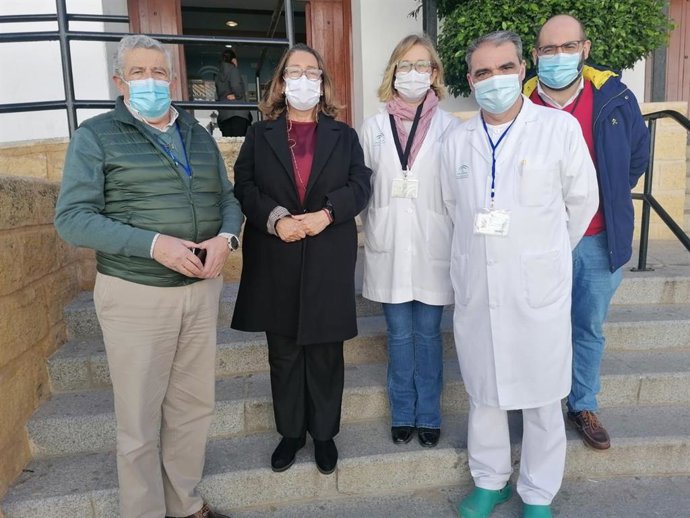 Visita de la delegada territorial de Salud y Familias, Regina Serrano, al centro de salud de Osuna.