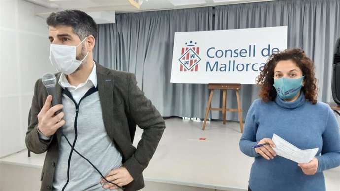 El conseller insular de Presidencia, Javier de Juan, y la directora insular de Promoción Sociocultural, Carol Abad, en la reunión en Manacor.