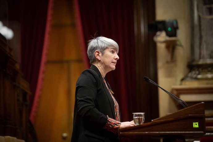 La consellera de Justicia de la Generalitat, Lourdes Ciuró, en el pleno del Parlament de Catalunya el 8 de febrero de 2022