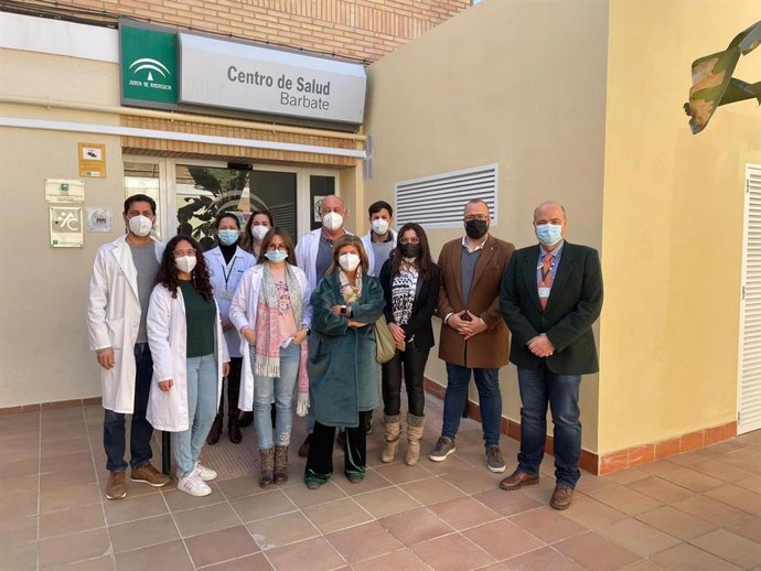 La delegada territorial de Salud y Familias de Cádiz, Isabel Paredes, durante su visita a Barbate.