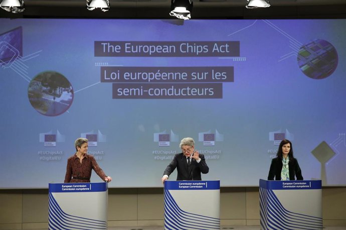 La vicepresidenta ejecutiva de la Comisión Europea, Margrethe Vestager, el comisario europeo para el Mercado Interno, Thierry Breton, y la comisaria de Cultura, Investigación, Educación y Juventud, Mariya Gabriel, presentan la ley europea de chips
