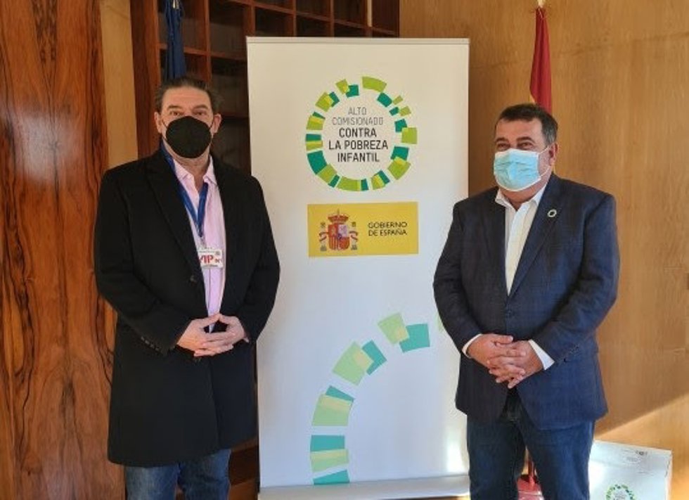 Antonio Onetti, presidente de la SGAE, junto a Ernesto Gasco Gonzalo, alto comisionado contra la Pobreza Infantil.