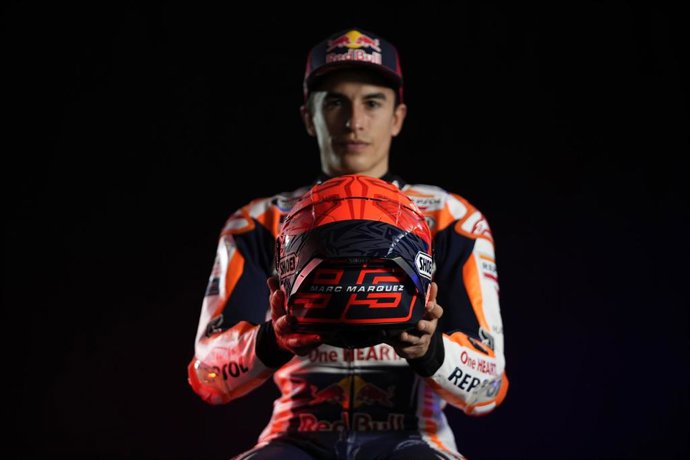 El piloto de MotoGP Marc Márquez (Repsol Honda) con el nuevo diseño de casco Shoei que lucirá en el Mundial 2022