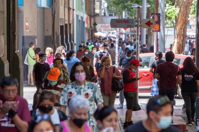 Chilenos por las calles de Santiago de Chile durante la pandemia de coronavirus