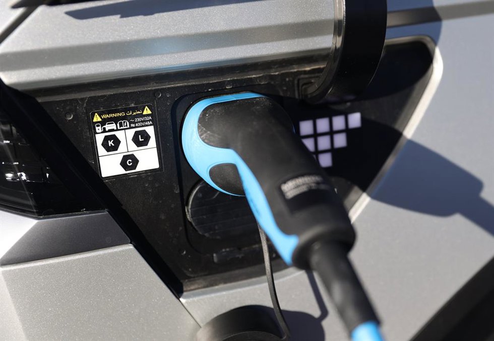 Un vehículo eléctrico mientras se carga, en la inauguración de la mayor electrolinera de carga rápida en España para vehículos eléctricos, en la Electrolinera ENDESA, a 11 de enero de 2022, en Pozuelo de Alarcón, Madrid, (España). 