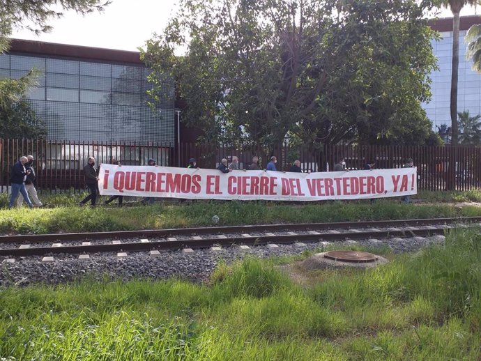 Imagen de la pancarta colocada en el puerto de Sevilla para solicitar que no lleguen más toneladas de residuos al vertedero de Nerva y para pedir su cierre.