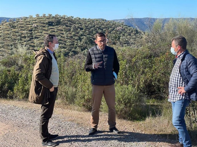 El delegado territorial de Agricultura, Ganadería y Pesca, Juan Ramón Pérez (izda.), en su visita a Obejo.