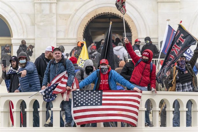 Simpatizantes de Donald Trump durante el asalto al Capitolio de Estados Unidos.