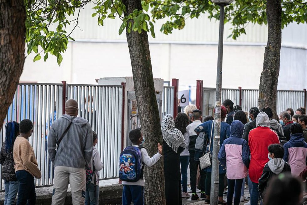 Archivo - Padres y alumnos a las puertas de un centro escolar de Vitoria