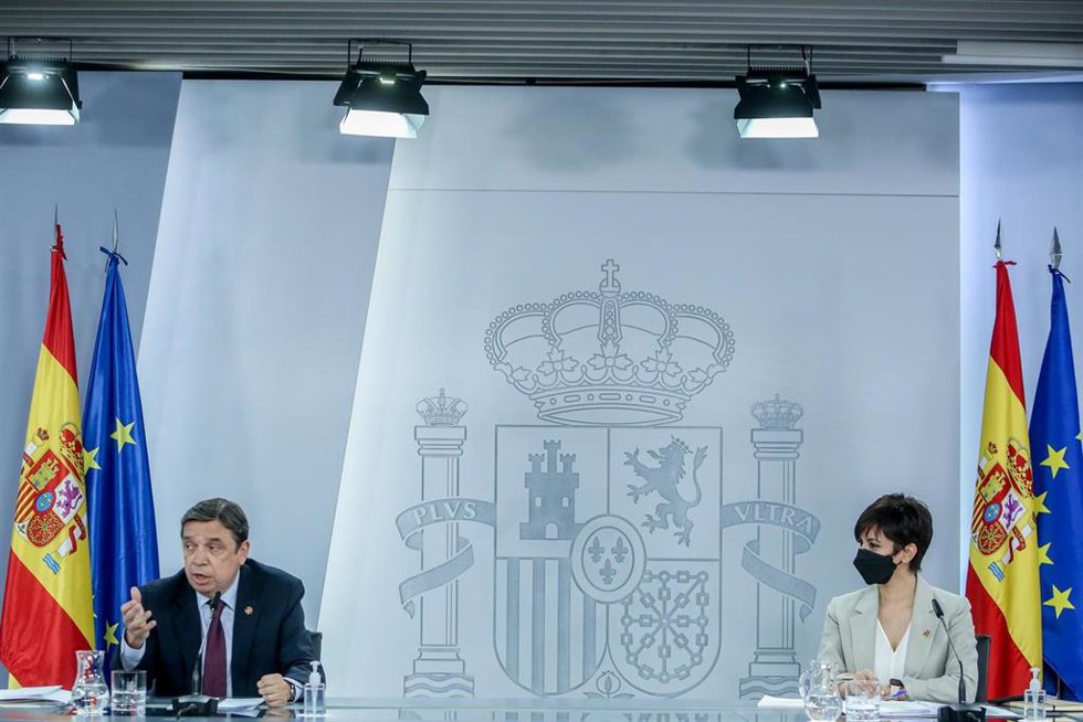 El ministro de Agricultura, Pesca y Alimentación, Luis Planas y la ministra Portavoz y de Política Territorial, Isabel Rodríguez, a su llegada a una rueda de prensa posterior a una reunión del Consejo de Ministros.