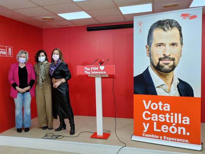 Carmen Calvo (centro) junto a las socialistas salmantinas Elena Diego (i) y Rosa Rubio (d) en la sede provincial del PSOE.