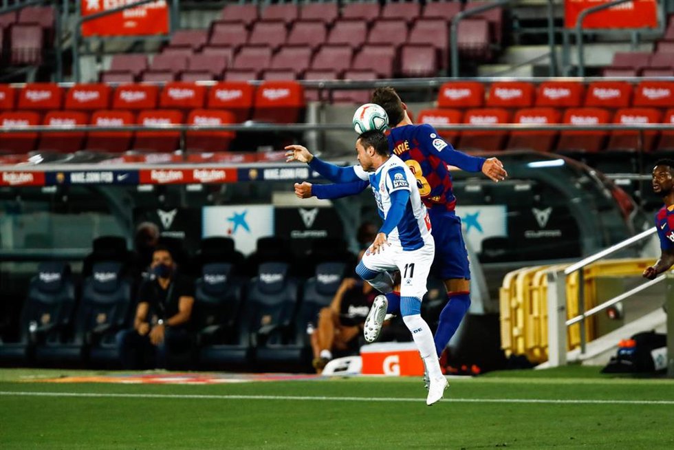 Archivo - Gerard Piqué y Raúl de Tomás pelean por un balón en el FC Barcelona-Espanyol de LaLiga Santander 2021-2022