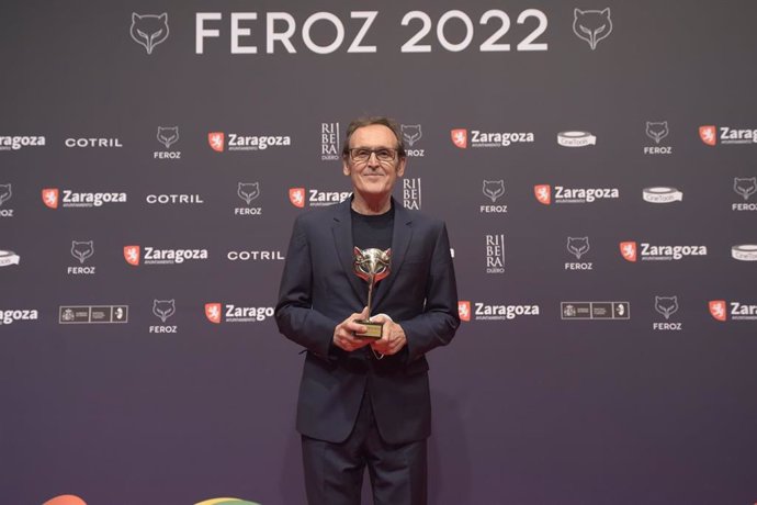 El compositor Alberto Iglesias posa con su Premio Feroz 2022