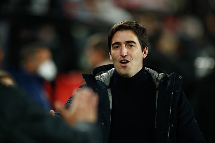 Archivo - Andoni Iraola, coach of Rayo Vallecano, gestures during the spanish league, La Liga Santander, football match played between Rayo Vallecano and RCD Mallorca at Estadio de Vallecas on November 22, 2021, in Madrid, Spain.
