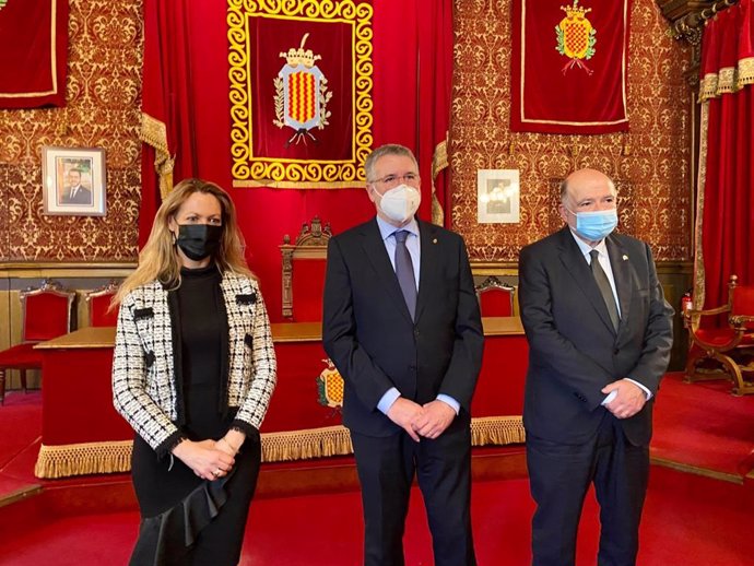 La delegada del Gobierno en Catalunya, Maria Eugnia Gay, con el alcalde de Tarragona, Pau Ricom, y el subdelegado del Gobierno en Tarragona, Joan Sabaté.