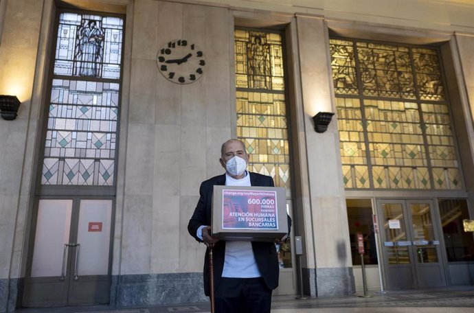 Carlos San Juan, el hombre de 78 años que ha recogido más de 600.000 apoyos con su campaña 'Soy Mayor, No Idiota', a su llegada al Banco de España para registrar sus firmas, tras haberlo hecho ya en el Ministerio de Economía, en el Banco de España, a 8 