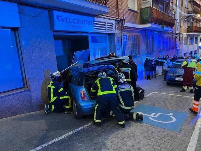 Coche empotrado contra un local comercial en Las Rozas.