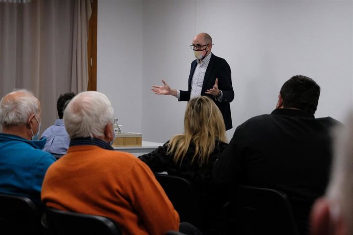 El director general de Energía y Cambio Climático del Govern, Pep Malagrava, explica a los vecinos de Sant Lloren des Cardassar (Mallorca) el que será el tercer parque fotovoltaico abierto a la participación local en Baleares.